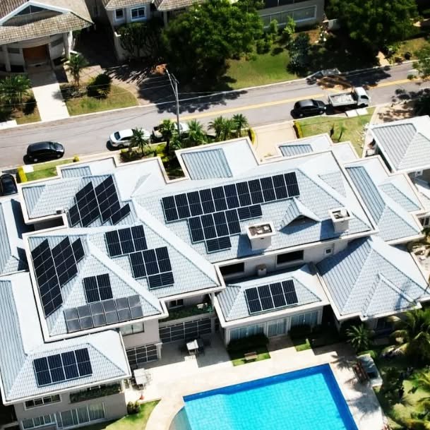 Vista aérea de casa com placas solares instaladas pela JJ Soluções Fotovoltaica